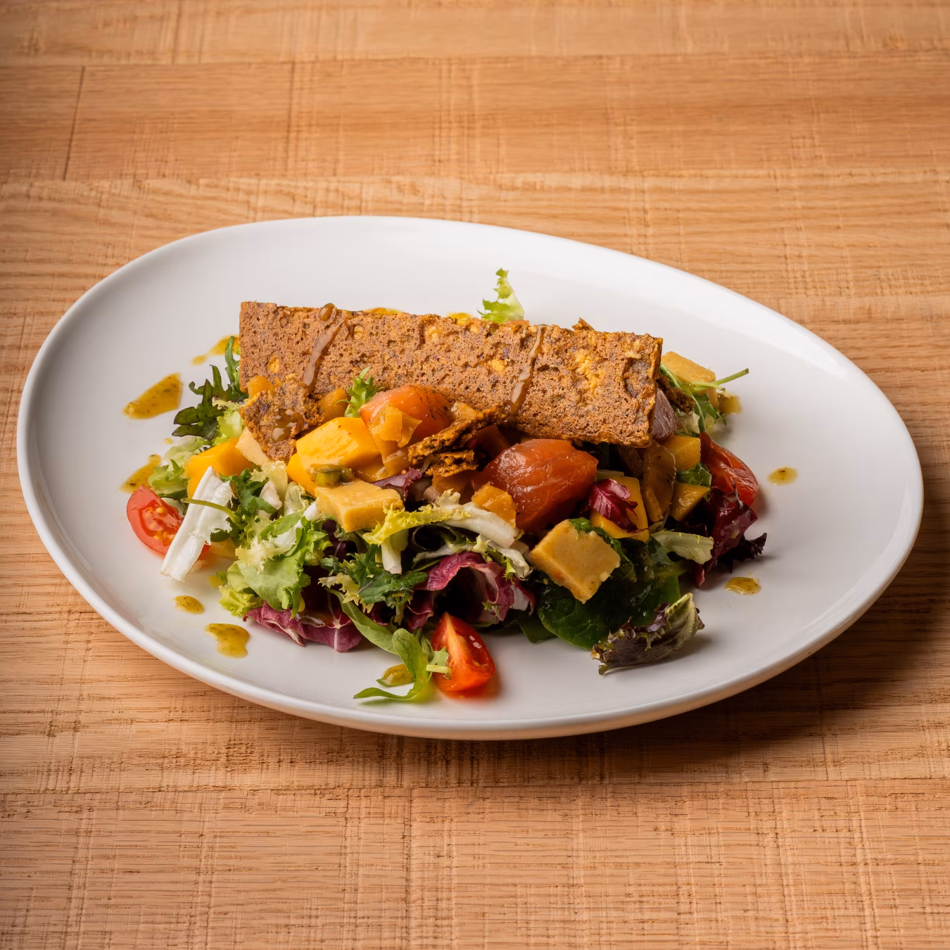 Amanida amb salmó i mango
