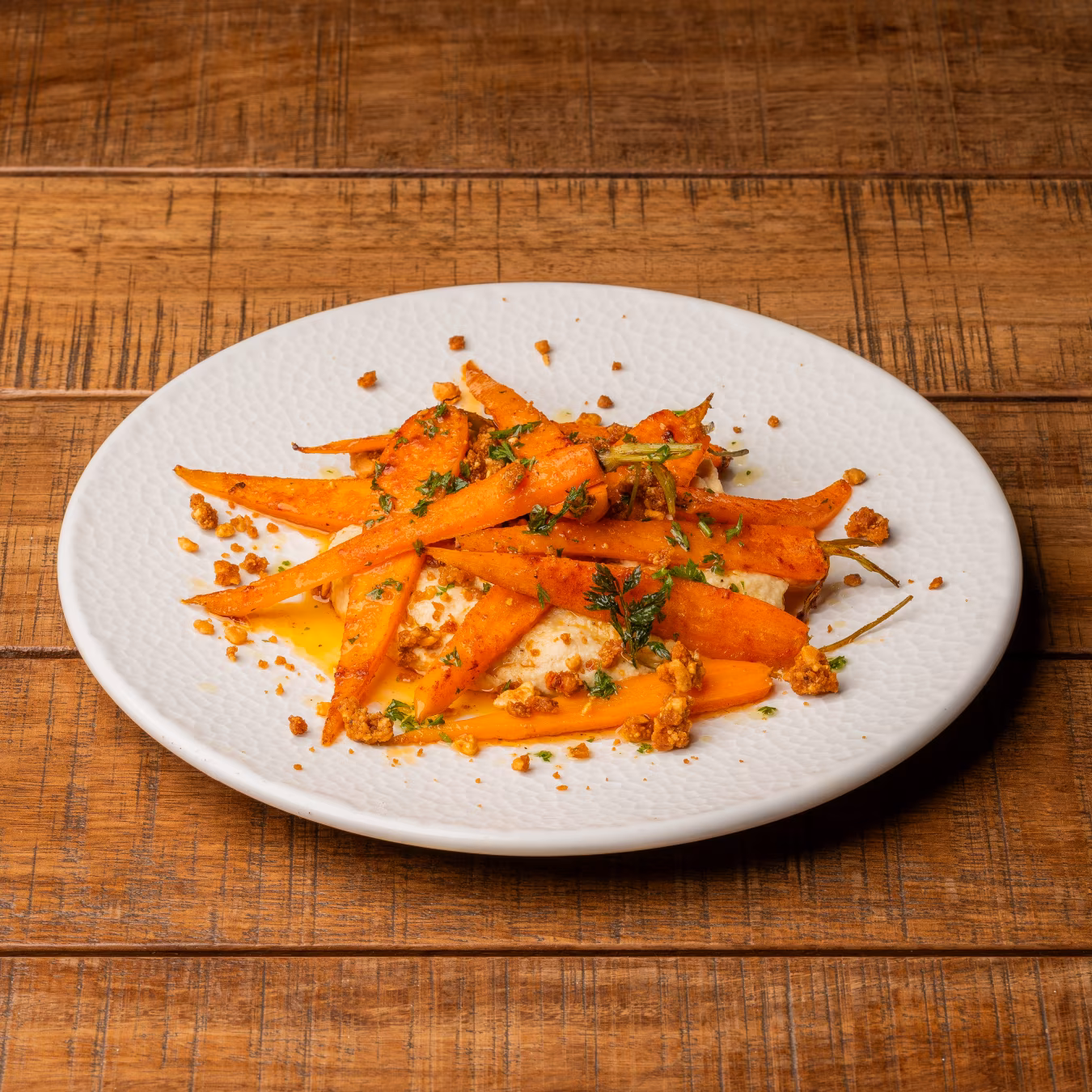 Pastanaga de manat brasejada amb hummus, 'migas' de romesco i avellanes DOP Reus