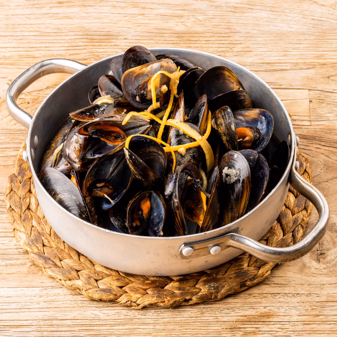 Mussels with citrus, bay leaf, garlic and onion