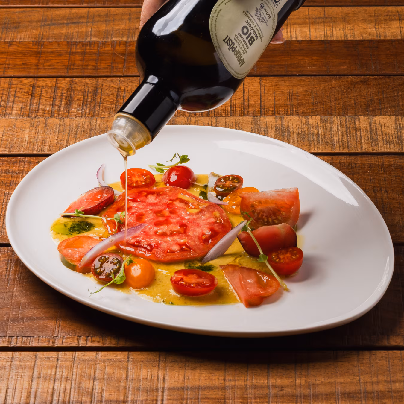 Amanida de tomàquets amb salsa de xili groc