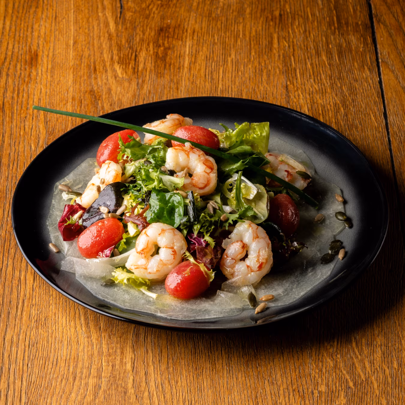 Salad with melon and prawns
