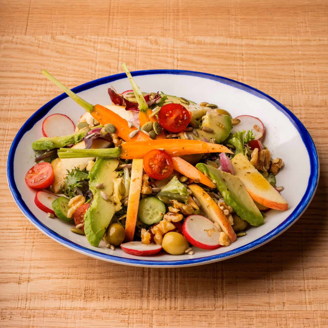 Green salad with seeds