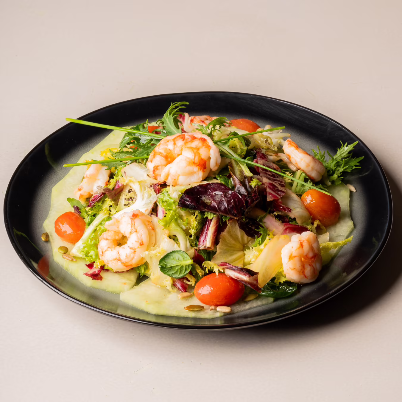 Salad with melon and prawns