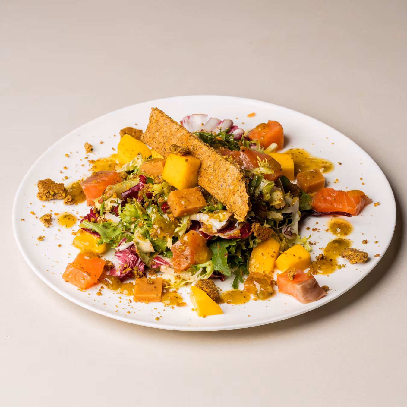 Salad with salmon and mango